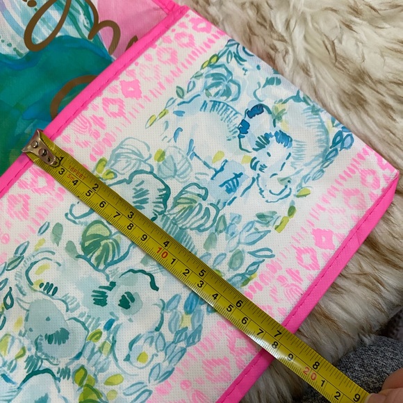 Lilly Pulitzer Vinyl Tote Bag. NWOT 
1 Giant reusable Lilly Pulitzer tote bag - Picture 2 of 5